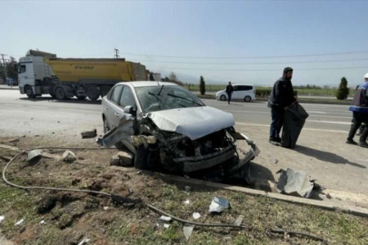 Mersin'de aydınlatma direğine çarpan otomobildeki 2 kişi yaralandı