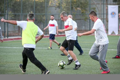 Mersin'de protokol üyeleri ve gençler, halı sahada maç yaptı