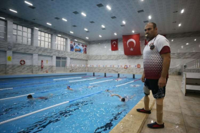 Protezli öğretmenin yetiştirdiği engelli sporcular, yüzmede 42 madalya kazandı