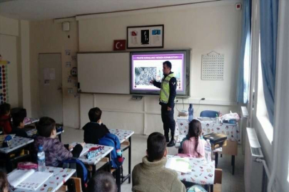 Saimbeyli'de jandarma, öğrencilere trafik eğitimi verdi