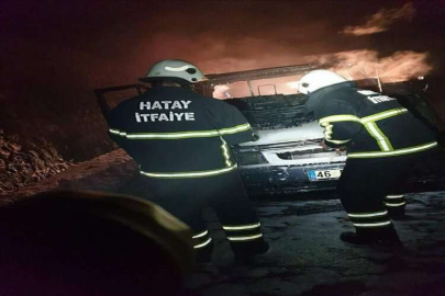 Hatay'da seyir halinde alev alan kamyonet yandı