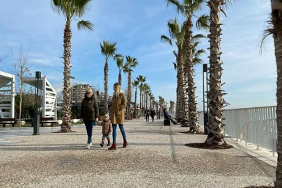 Antalya'da ocakta vatandaşlar ve turistler denize girdi