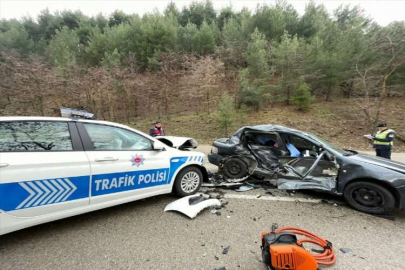 Burdur'da polis aracıyla çarpışan otomobildeki 1 kişi öldü, 2 kişi yaralandı