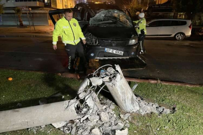 Antalya'da elektrik direğine çarpan otomobildeki 5 kişi yaralandı