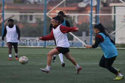 Hatayspor kadın futbol takımı zirve yarışından kopmak istemiyor