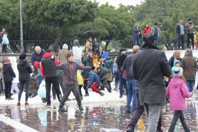 Hatay'da kamyonlarla taşınan karla şenlik düzenlendi