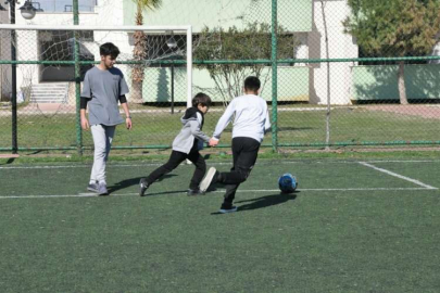 Mersin'e getirilen depremzedeler KYK yurtlarına ve kamplara yerleştiriliyor