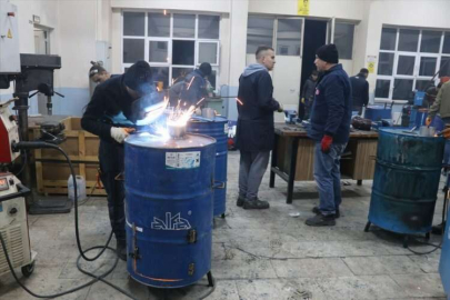 Burdur'da meslek liseliler varilleri depremzedeler için sobaya dönüştürdü