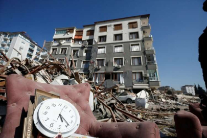 Hatay'da enkazdan geriye deprem anında duran duvar saati kaldı