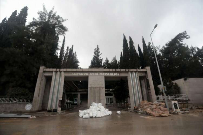 Hatay merkezli depremde Antakya Asri Mezarlığı da zarar gördü