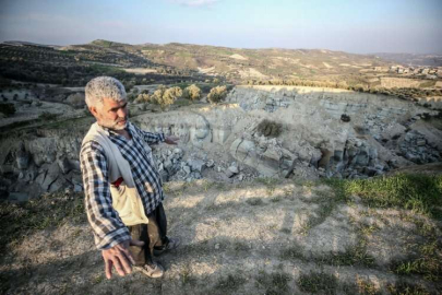 Hatay'da devasa deprem yarığı oluşan zeytinliğin sahibi şaşkınlığını üzerinden atamıyor