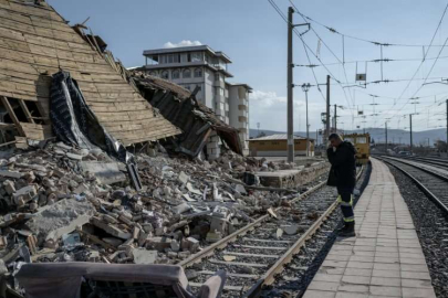 Eşini ve kızlarını hayattan koparan afette kurtarılan oğluyla teselli buluyor