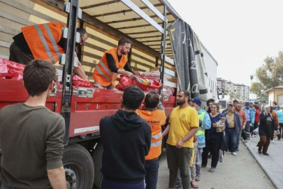 Kaybettiği can dostunun anısına deprem bölgesinde mama dağıtıyor