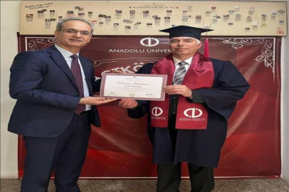 Şehit babası dördüncü üniversite diplomasını aldı