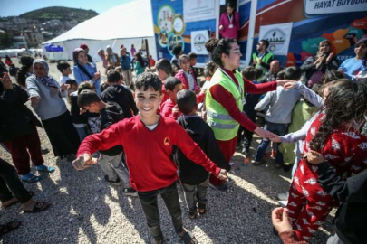 Depremzede müzisyen, ailesiyle kaldığı çadır kentte çocuklar için org çalıyor