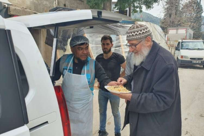 Hatay'da depremzedeler için dev kazanlarda Özbek pilavı pişiriliyor