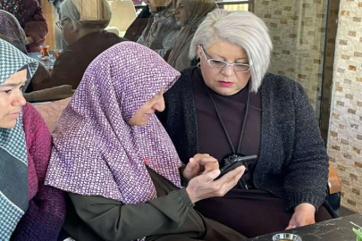 Marmara depreminde enkazdan çıkan öğretmen, Antalya'ya yerleştirilen afetzedelere yardım ediyor