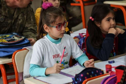 Depremden etkilenen Osmaniye'de öğrenciler için ders zili çaldı