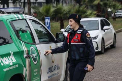 Depremde 4 kardeşini kaybeden kadın astsubay "can dostlar" için mesaisini sürdürüyor