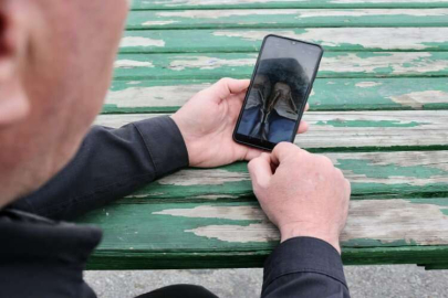 Depremzedeye ayakkabısını veren polis memuru yaşanan duygusal anları anlattı