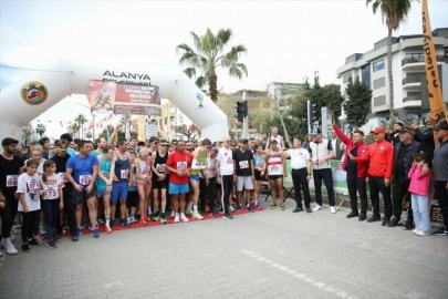 Alanya Atatürk Yarı Maratonu ve Halk Koşusu yapıldı