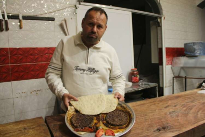 Antakya'da yıkıntılar arasında iş yerlerini açan Uzun Çarşı esnafı ramazana buruk giriyor