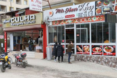 Depremin vurduğu Hatay'da bazı esnaf kepenk açtı