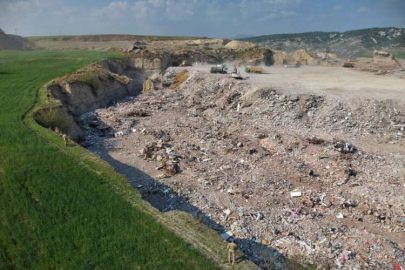 Osmaniye'de yıkılan binaların enkazından günlük 700 kamyon moloz taşınıyor