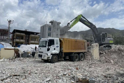 Hatay Samandağ'daki molozlar ayrıştırılıp kalıcı depolama alanlarına götürülecek