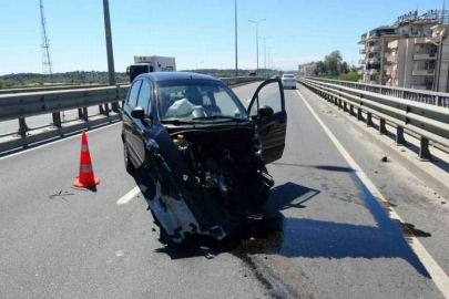 Mersin'de direksiyon hakimiyetini kaybeden sürücü, kadına çarptı