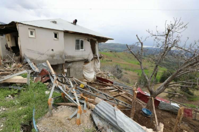 Depremde yamaçtan kopan kayanın kamyonunu ikiye bölmesini unutamıyor