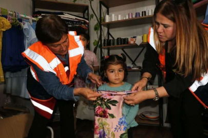 Hatay'da depremzede kadınların diktiği bayramlıklar kadın ve çocukları sevindirdi