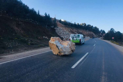 Mersin'de yola düşen kaya parçası kaldırıldı