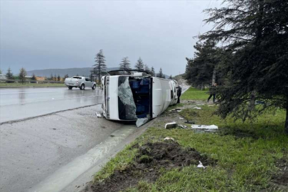 Isparta'da devrilen işçi servisindeki 17 kişi yaralandı