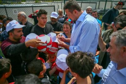 TBF Başkanı Türkoğlu, Hatay'daki Basketköy'de depremzedelerle buluştu