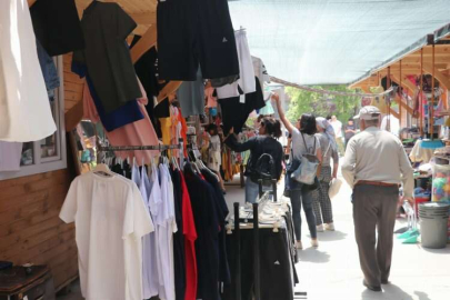 Depremden etkilenen Hatay'da esnaf konteyner çarşılarda hizmet vermeyi sürdürüyor