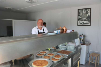 Tescilli Antakya künefesi konteyner çarşıda müşterilere sunuluyor