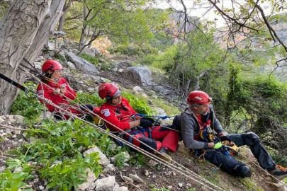 Mersin'de kayalıklardan düşen Rus uyruklu kişi kurtarıldı