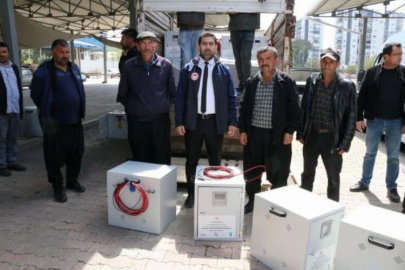 Önce buzdolabı dağıtıldı, sonra güneş enerji paneli ve aküsü verildi