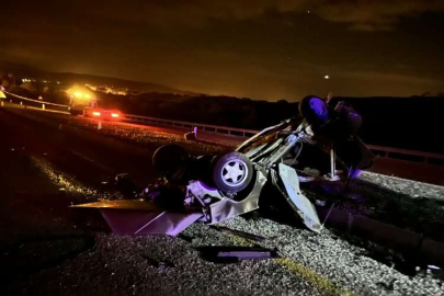 Isparta'da refüje çarpan otomobilin sürücüsü ağır yaralandı