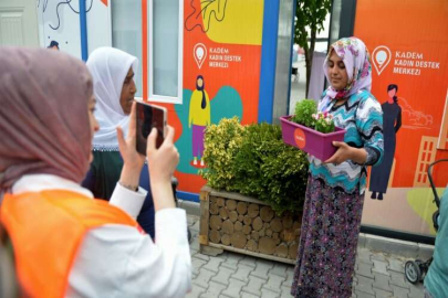 Kahramanmaraş'ta konteyner kentte kalan kadınlar çiçek dikti