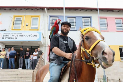 Denizli'de bir seçmen, papağanı ve atıyla oy kullanmaya geldi