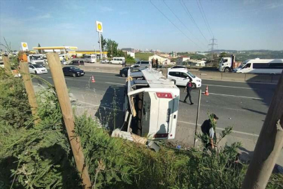 KOCAELİ - Tıra çarparak devrilen servis aracındaki 13 işçi yaralandı (1)