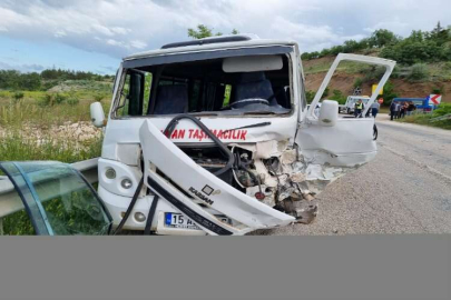 Burdur'da işçi minibüsüyle otomobil çarpıştı 14 kişi yaralandı