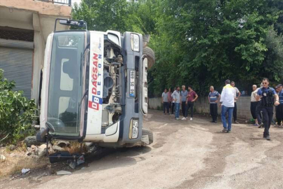 Osmaniye'de yolun çökmesi sonucu devrilen beton mikserinin sürücüsü yaralandı