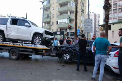 Adana’da kavşakta kaza: 3 araç hasar gördü, 2 sürücü yaralandı