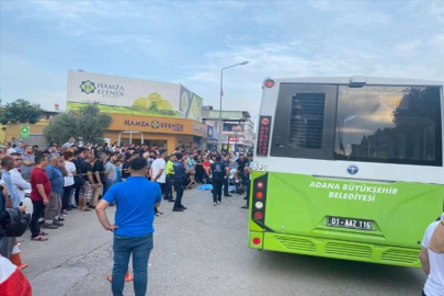 Adana'da belediye otobüsü ve otomobille çarpışan motosikletin sürücüsü hayatını kaybetti