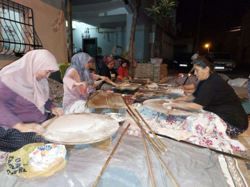 Depremzede kadınlar bayram için imece usulü yufka ekmek pişirdi