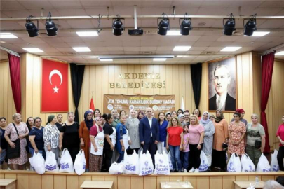 Mersin'de belediye işçilerinin yetiştirdiği buğdaydan elde edilen un kadınlara ulaştırıldı