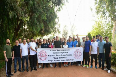 Adana’da öğretmenler depremde hayatını kaybeden vatandaşlar anısına yürüdü